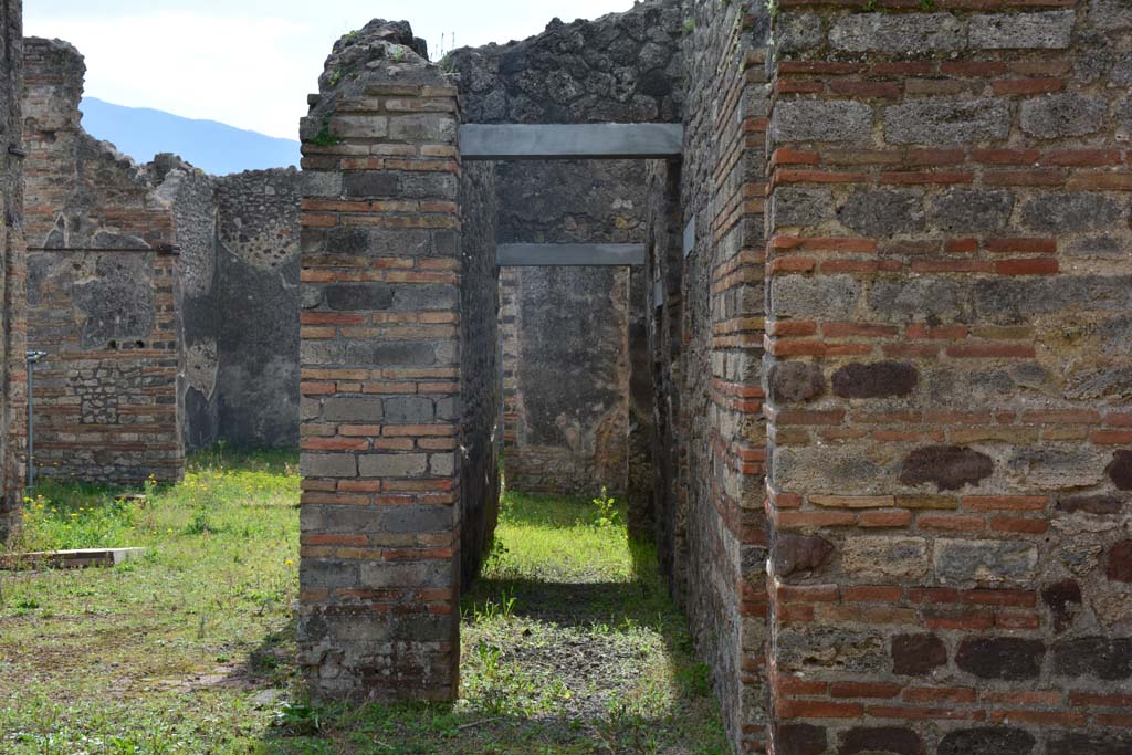 IX.5.2 Pompeii. March 2017. Room ‘b’, south-west corner of atrium, with tablinum ‘k’, on left, and corridor ‘m’, in centre.
Foto Christian Beck, ERC Grant 681269 DÉCOR.