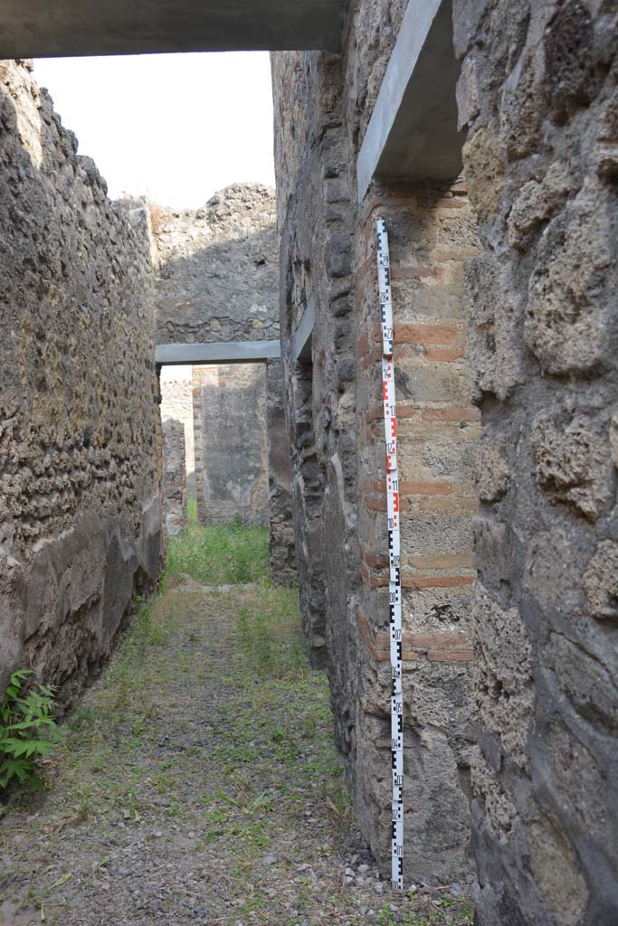 IX.5.2 Pompeii. May 2017. Corridor ‘m’, looking south along west side, with doorway to room ‘n’, on right.
Foto Christian Beck, ERC Grant 681269 DÉCOR.