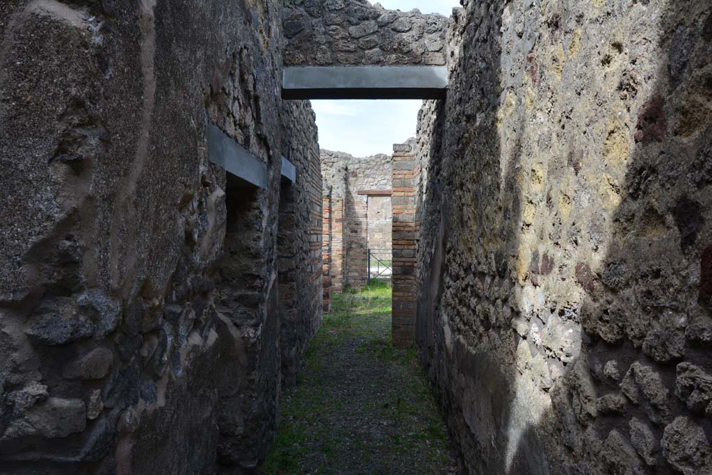 IX.5.2 Pompeii. March 2017. Corridor ‘m’, looking north towards atrium ‘b’, with doorways to rooms ‘o’ and ‘n’, on left.
Foto Christian Beck, ERC Grant 681269 DÉCOR.