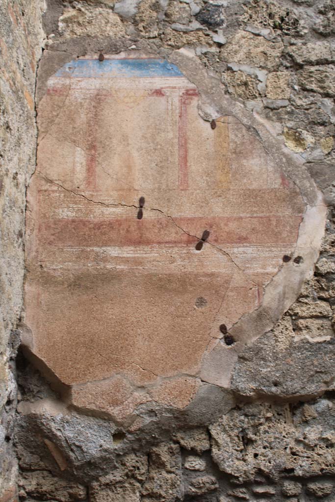 IX.5.2 Pompeii. May 2019. Room ‘n’, detail of remaining painted plaster at west end of north wall.  
Foto Christian Beck, ERC Grant 681269 DÉCOR.