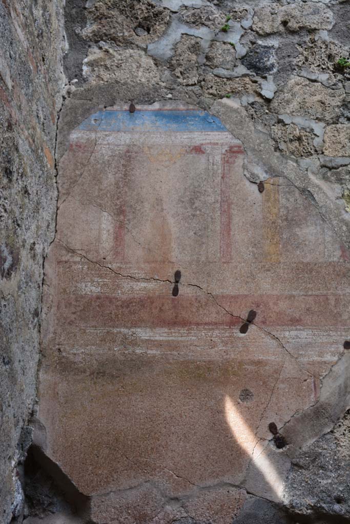 IX.5.2 Pompeii. March 2017. Room ‘n’, remains of painted plaster at west end of north wall.  
Foto Christian Beck, ERC Grant 681269 DÉCOR.