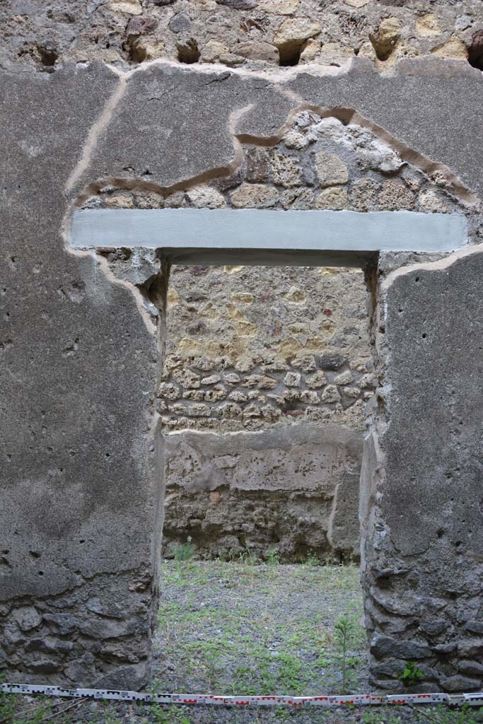IX.5.2 Pompeii. May 2017. Room ‘o’, looking east towards doorway into corridor ‘m’.
Foto Christian Beck, ERC Grant 681269 DÉCOR.