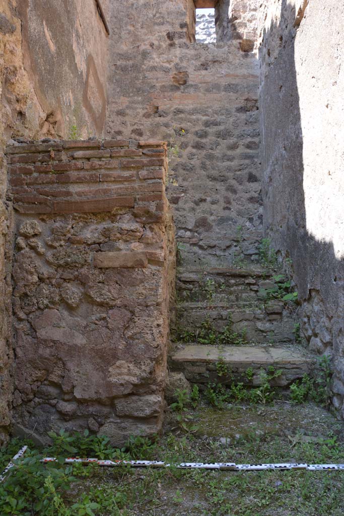 IX.5.2 Pompeii. May 2017. Room ‘z’, steps to upper floor and west wall.
Foto Christian Beck, ERC Grant 681269 DÉCOR.