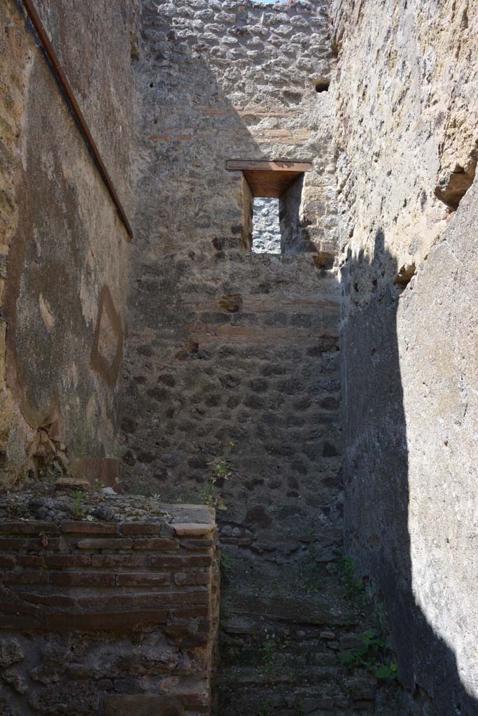 IX.5.2 Pompeii. May 2017. Room ‘z’, west wall with window in upper wall.
Foto Christian Beck, ERC Grant 681269 DÉCOR.