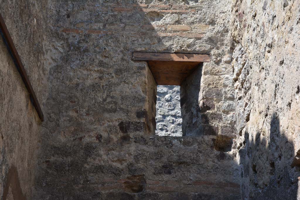 IX.5.2 Pompeii. May 2017. Room ‘z’, detail of window in west wall.
Foto Christian Beck, ERC Grant 681269 DÉCOR.