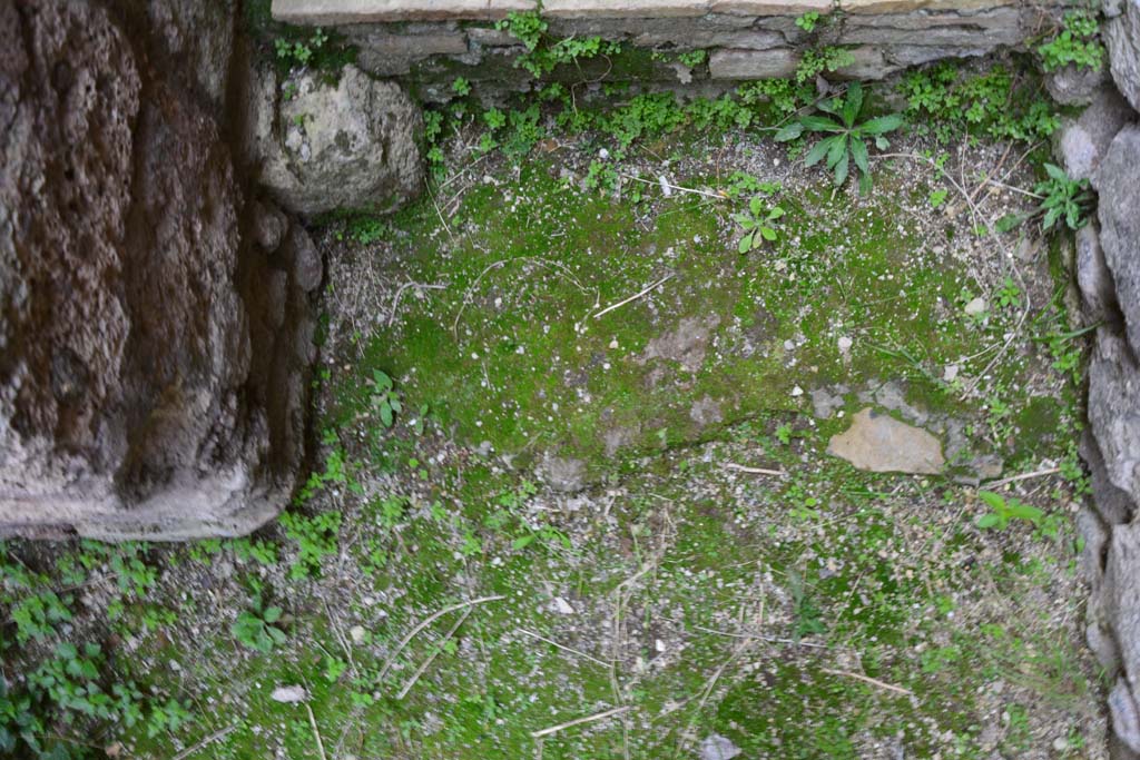 IX.5.2 Pompeii. March 2017. Room ‘z’, base of stairs, viewed from above.
Foto Christian Beck, ERC Grant 681269 DÉCOR.
