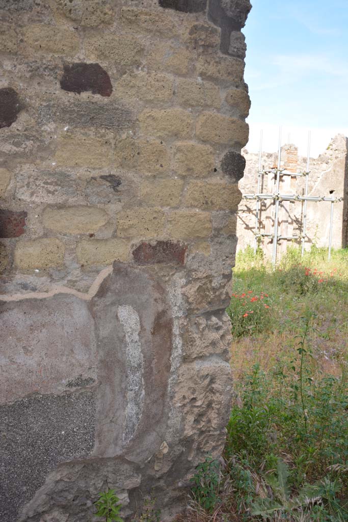 IX.5.2 Pompeii. May 2017. Corridor ‘m’, east wall at south end, leading onto peristyle ‘p’.
Foto Christian Beck, ERC Grant 681269 DÉCOR.