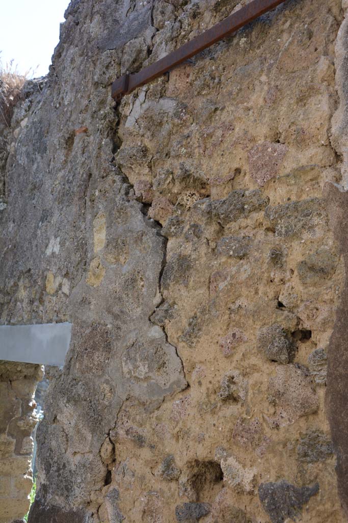 IX.5.2 Pompeii. May 2017. 
Room ‘z’, looking east along upper south wall towards doorway to peristyle ‘p’.
Foto Christian Beck, ERC Grant 681269 DÉCOR.