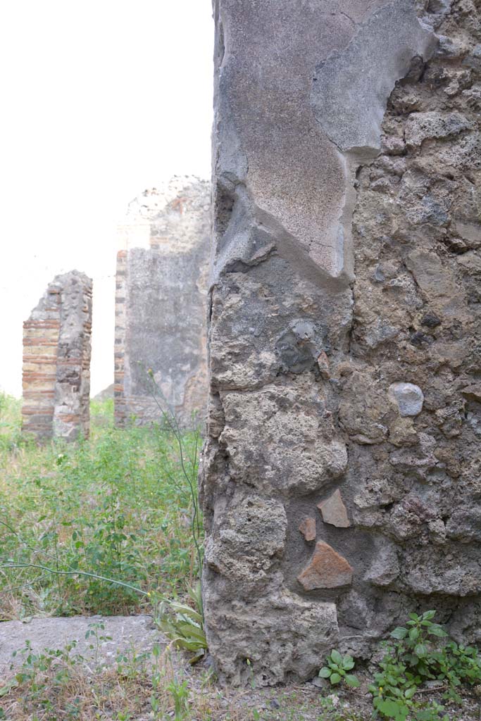 IX.5.2 Pompeii. May 2017. Corridor ‘m’, looking south through doorway towards peristyle ‘p’.
Foto Christian Beck, ERC Grant 681269 DÉCOR.