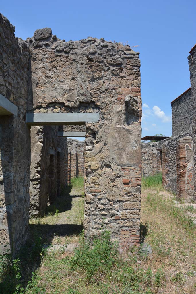 IX.5.2 Pompeii. May 2017. 
Peristyle ‘p’, looking north towards corridor ‘m’, on left, and room ‘L’, on right.
Foto Christian Beck, ERC Grant 681269 DÉCOR.