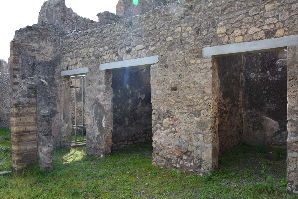 IX.5.2 Pompeii. March 2017. Peristyle ‘p’, west side, with doorways to rooms ‘w’, ‘r’ (in centre), and ‘q’, on right.
Foto Christian Beck, ERC Grant 681269 DÉCOR.