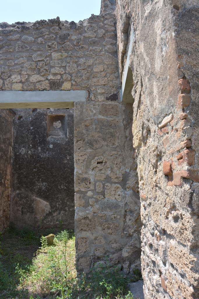 IX.5.2 Pompeii. May 2017. 
Peristyle ‘p’, looking west from south end of corridor ‘m’, on right, towards doorway to room ‘q’, on left.
Foto Christian Beck, ERC Grant 681269 DÉCOR.