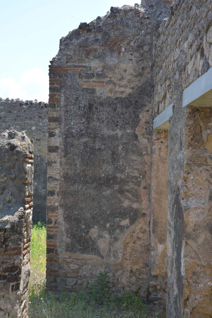 IX.5.2 Pompeii. May 2017. 
Peristyle ‘p’, looking south on west side, with doorways to rooms  ‘w’ and ‘r’, on right.
Foto Christian Beck, ERC Grant 681269 DÉCOR.