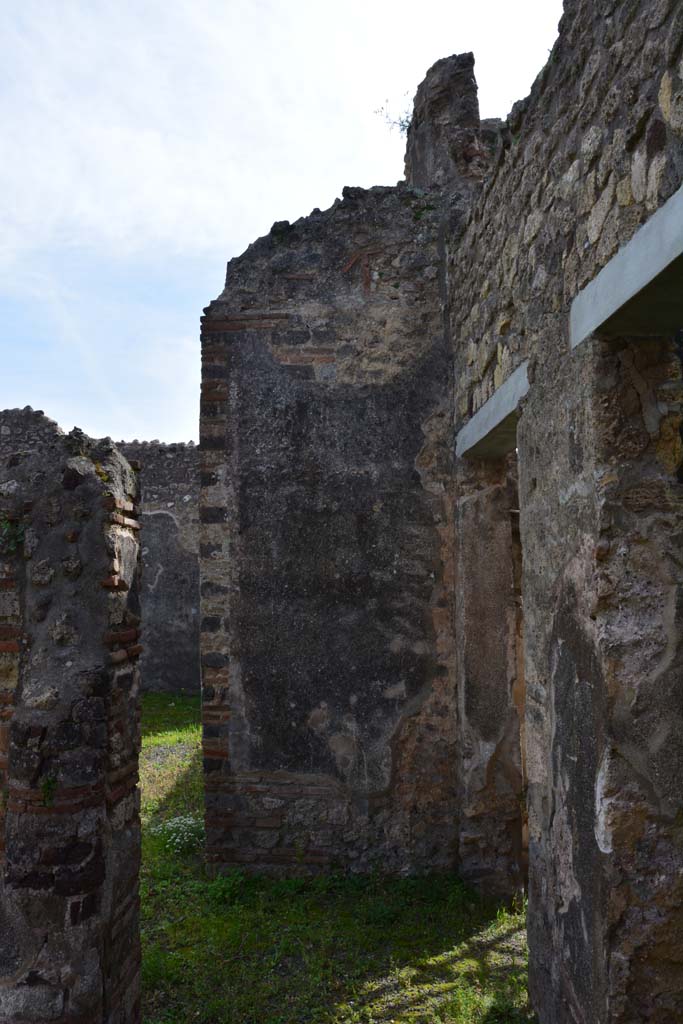 IX.5.2 Pompeii. March 2017. 
Peristyle ‘p’, looking south on west side of peristyle, with doorways to rooms ‘w’ and ‘r’, on right.
Foto Christian Beck, ERC Grant 681269 DÉCOR.