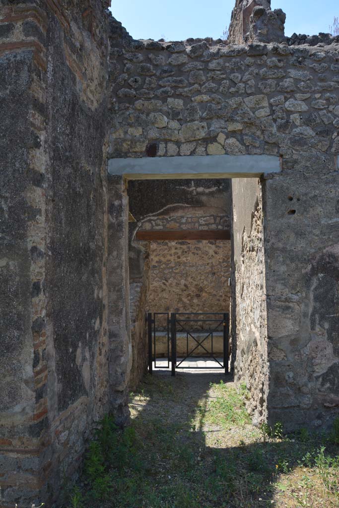 IX.5.2 Pompeii. May 2017. Peristyle ‘p’, south-west corner. 
Looking west to doorway to room ‘w’, with entrance at IX.5.22 on Vicolo di Tesmo.
Foto Christian Beck, ERC Grant 681269 DÉCOR.