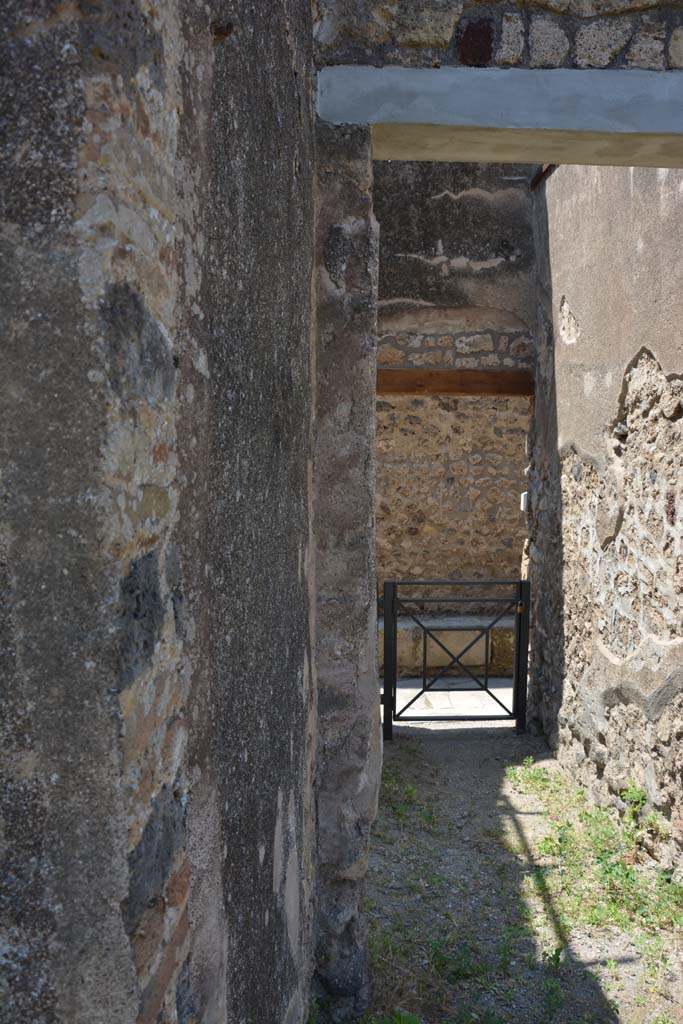 IX.5.2 Pompeii. May 2017. 
Peristyle ‘p’, looking west towards entrance at IX.5.22 from south-west corner of peristyle.
Foto Christian Beck, ERC Grant 681269 DÉCOR.