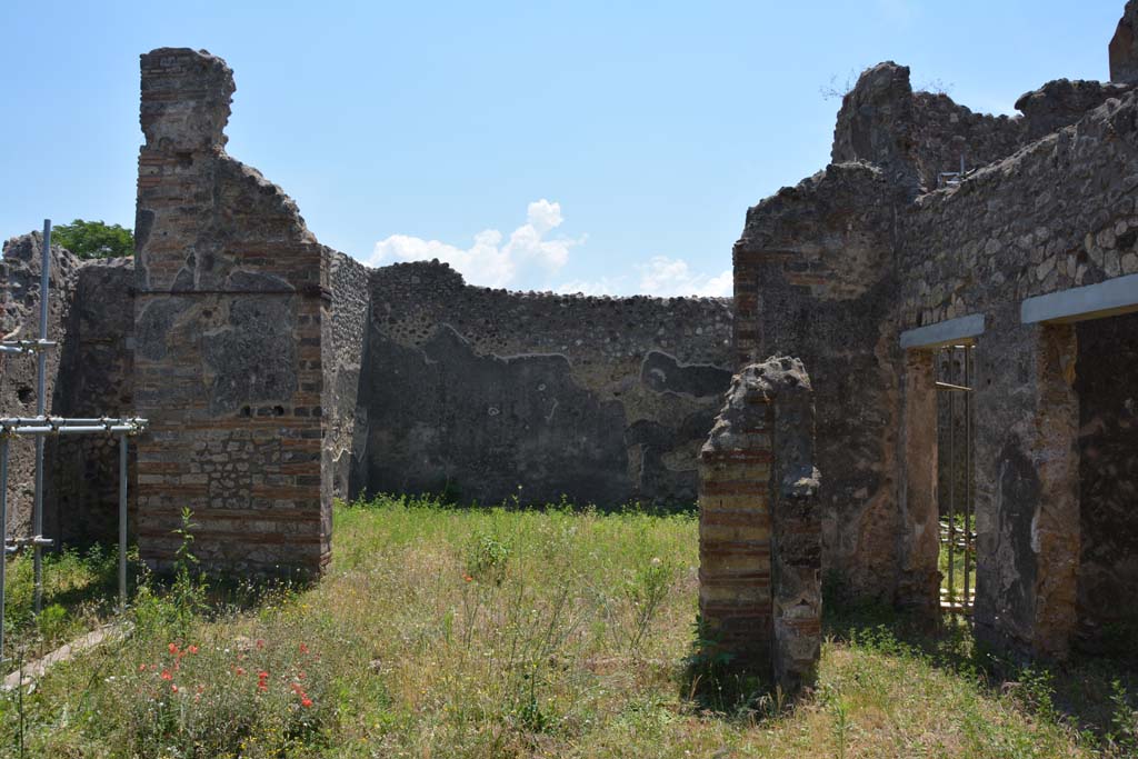 IX.5.2 Pompeii. May 2017. Peristyle ‘p’, looking south with room ‘v’, in centre, and west side of peristyle, on right.
Foto Christian Beck, ERC Grant 681269 DÉCOR.