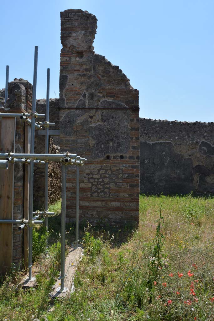 IX.5.2 Pompeii. May 2017. 
Peristyle ‘p’, looking south to pilaster between south-east corner and room ‘v’.
Foto Christian Beck, ERC Grant 681269 DÉCOR.