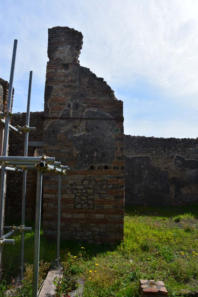 IX.5.2 Pompeii. March 2017. Peristyle ‘p’, south side, pilaster on east side of room ‘v’.
The puteal and a masonry base are visible.
Foto Christian Beck, ERC Grant 681269 DÉCOR.