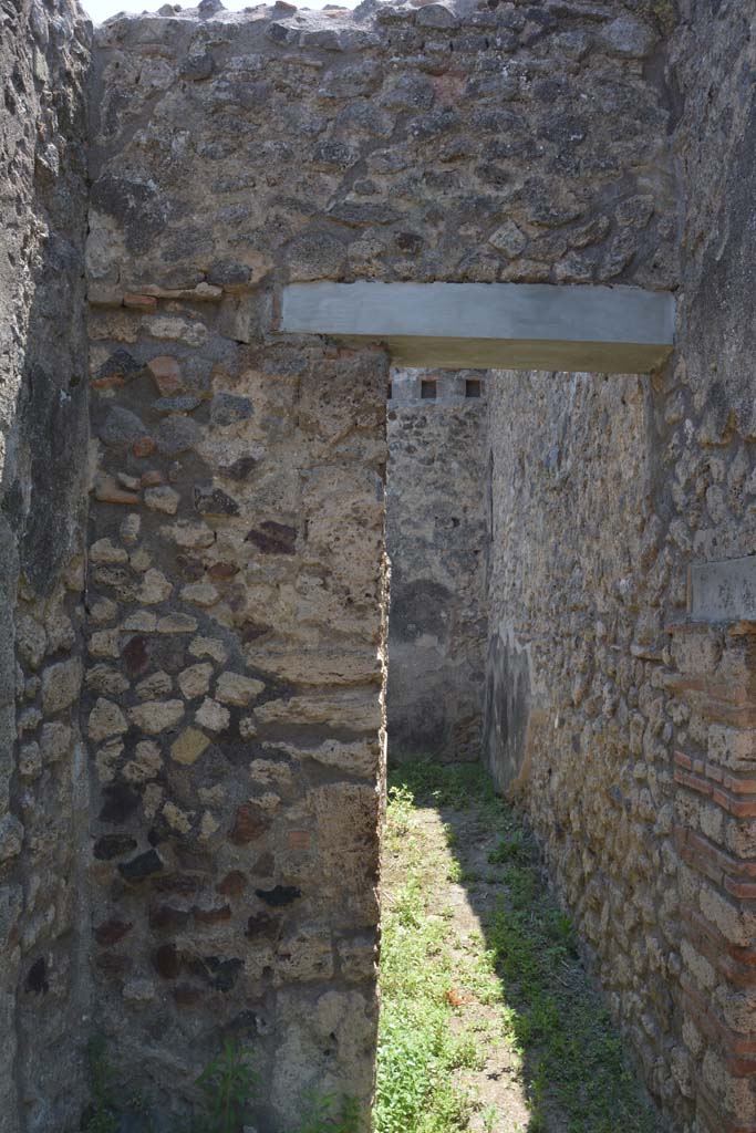 IX.5.2 Pompeii. May 2017. 
Peristyle ‘p’, south-east corner with doorway leading to rooms ‘x’ and ‘y’.
Foto Christian Beck, ERC Grant 681269 DÉCOR.