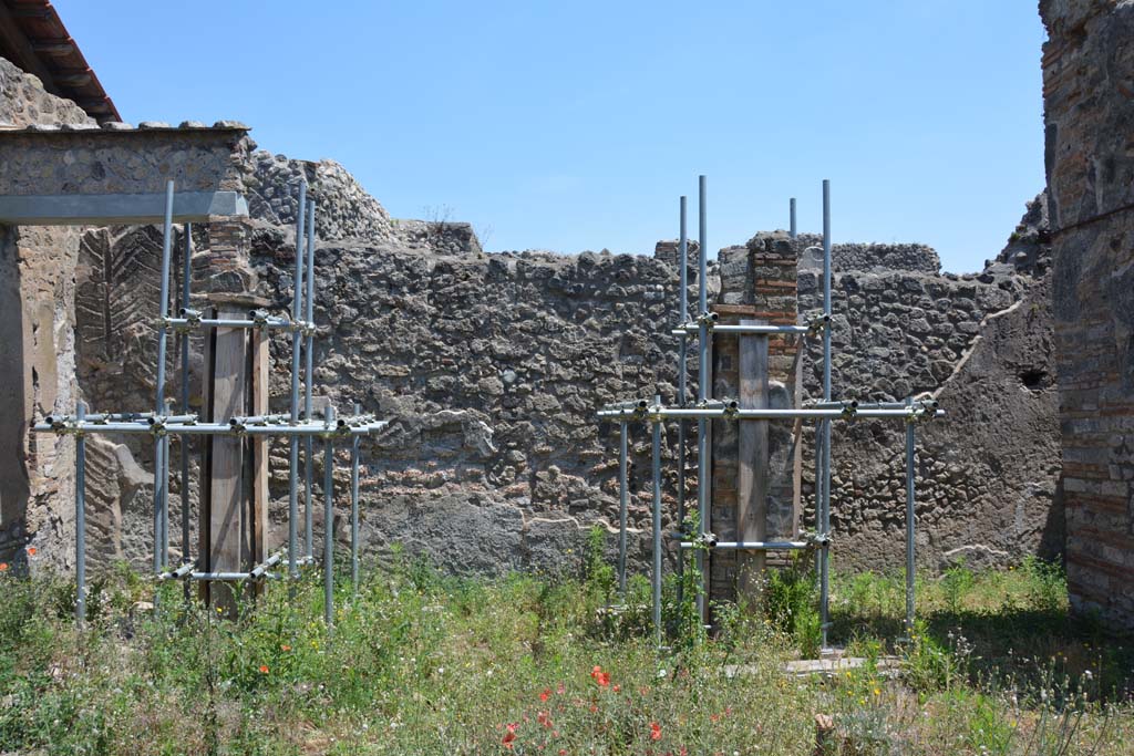 IX.5.2 Pompeii. May 2017. Peristyle ‘p’, looking towards east wall.
Foto Christian Beck, ERC Grant 681269 DÉCOR.