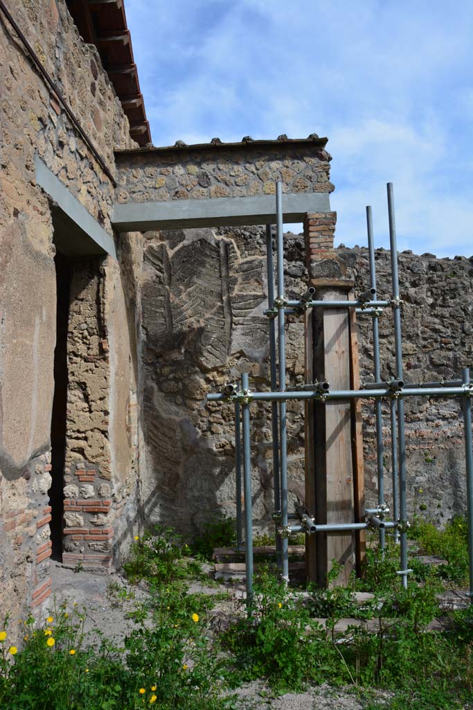 IX.5.2 Pompeii. March 2017. Peristyle ‘p’, east side in north-east corner outside room ‘u’.
Foto Christian Beck, ERC Grant 681269 DÉCOR.