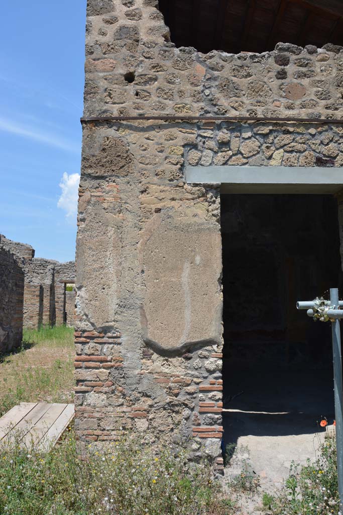 IX.5.2 Pompeii. May 2017. 
Peristyle ‘p’, looking north towards pilaster between room ‘L’, on left, and room ‘u’, on right.
Foto Christian Beck, ERC Grant 681269 DÉCOR.
