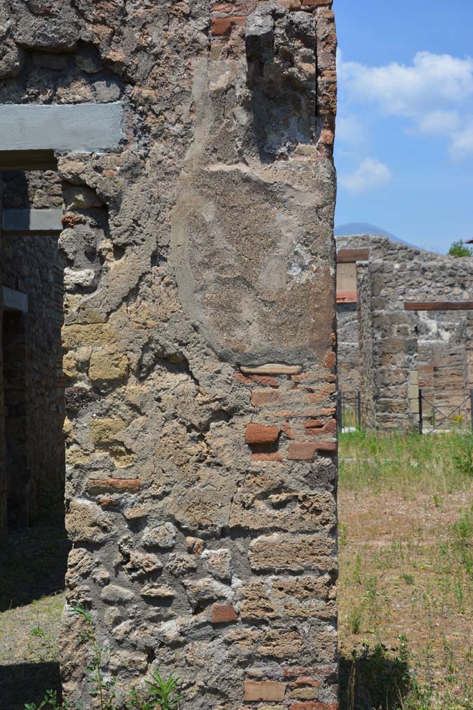 IX.5.2 Pompeii. May 2017. 
Peristyle ‘p’, looking north towards pilaster between Corridor ‘m’, on left, and room ‘L’, on right.
Foto Christian Beck, ERC Grant 681269 DÉCOR.