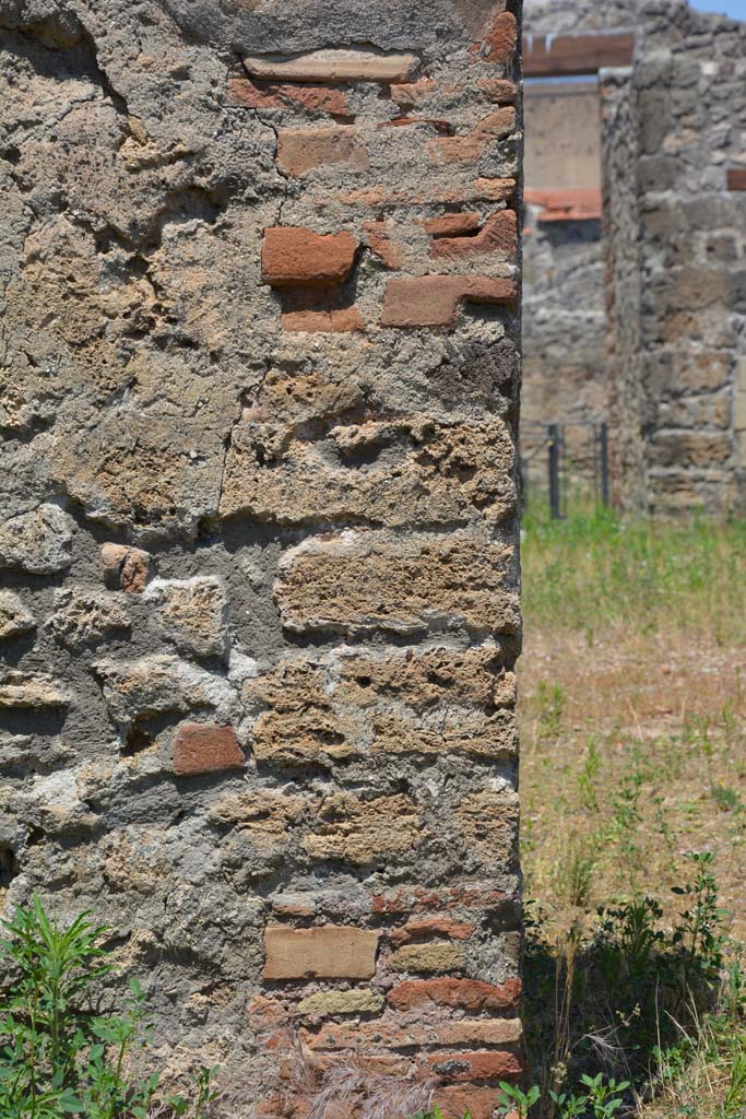 IX.5.2 Pompeii. May 2017. 
Peristyle ‘p’, looking north to detail on pilaster with room ‘L’, on right.
Foto Christian Beck, ERC Grant 681269 DÉCOR.
