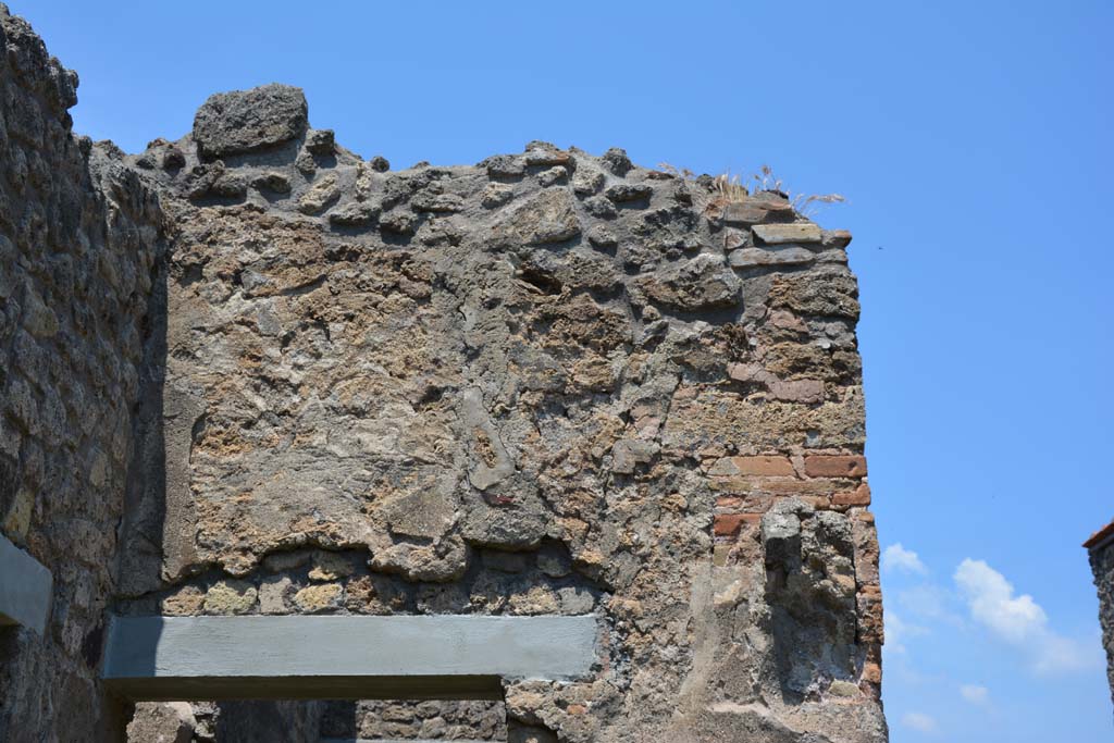 IX.5.2 Pompeii. May 2017. 
Peristyle ‘p’, looking north towards upper wall above doorway to Corridor ‘m’, in north-west corner of peristyle. 
Foto Christian Beck, ERC Grant 681269 DÉCOR.