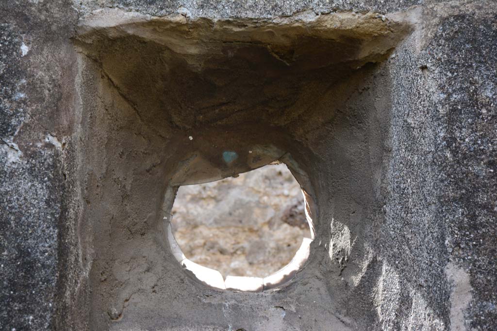 IX.5.2 Pompeii. March 2017. Room (q), detail of the circular window with fragments of the glass window pane.  
Foto Christian Beck, ERC Grant 681269 DÉCOR.
