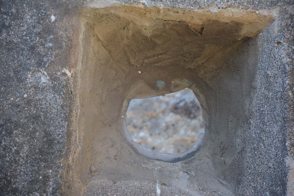 IX.5.2 Pompeii. May 2017. Room ‘q’, detail of the circular window with fragments of the glass window pane.  
Foto Christian Beck, ERC Grant 681269 DÉCOR.