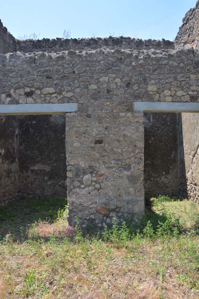 IX.5.2 Pompeii. May 2017. 
Peristyle ‘p’, looking west to pilaster between rooms ‘r’, on left, and ‘q’, on right. 
Foto Christian Beck, ERC Grant 681269 DÉCOR.