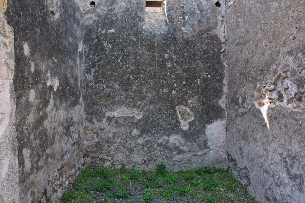 IX.5.2 Pompeii. March 2017. Room ‘r’, looking west from entrance doorway. 
Foto Christian Beck, ERC Grant 681269 DÉCOR.