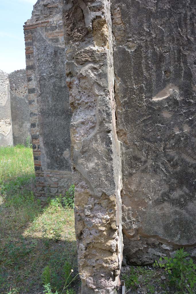 IX.5.2 Pompeii. May 2017. Room ‘r’, looking south to doorway pilaster.
Foto Christian Beck, ERC Grant 681269 DÉCOR.