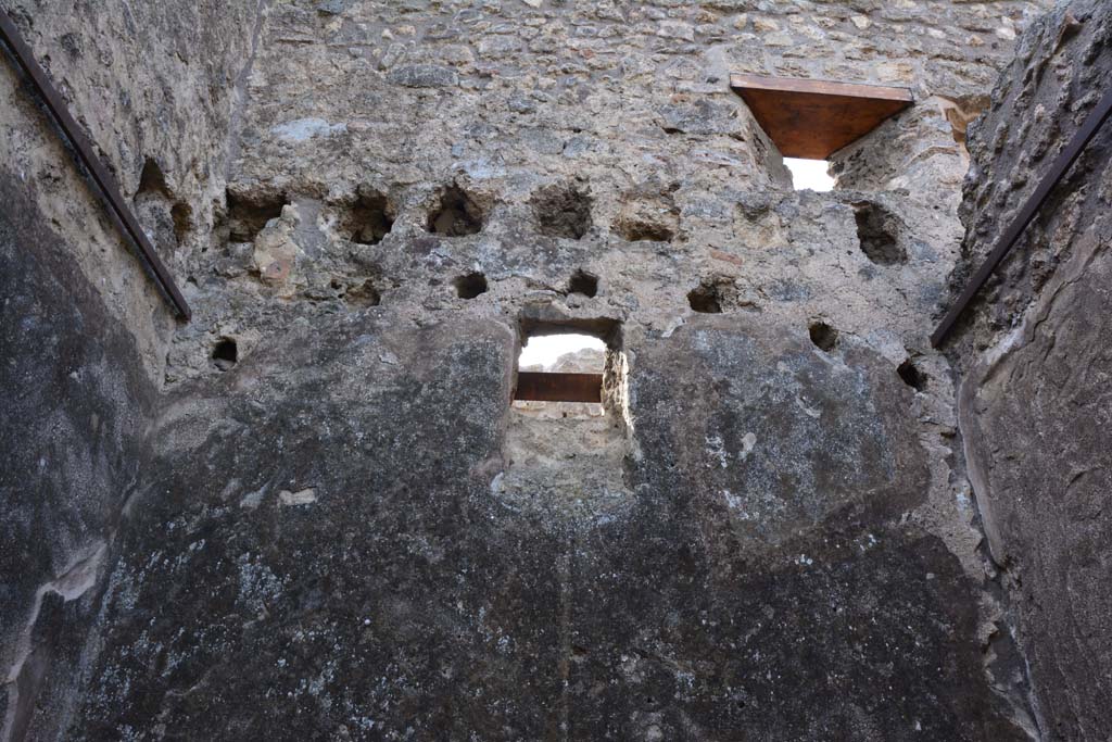 IX.5.2 Pompeii. March 2017. 
Room ‘r’, looking towards the upper west wall with window onto Vicolo di Tesmo, and support beam holes for an upper floor. 
Foto Christian Beck, ERC Grant 681269 DÉCOR.