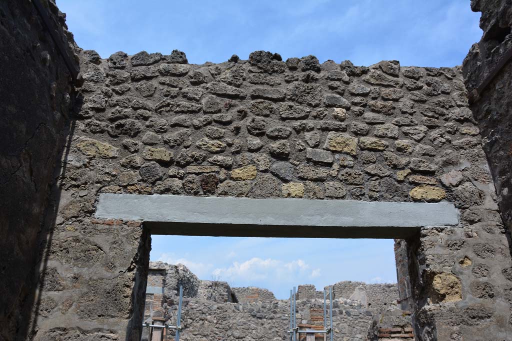 IX.5.2 Pompeii. May 2017. Room ‘r’, upper east wall above doorway to peristyle ‘p’. 
Foto Christian Beck, ERC Grant 681269 DÉCOR.