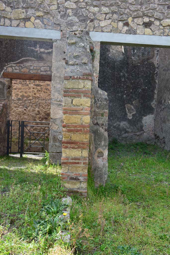 IX.5.2 Pompeii. March 2017. 
Peristyle ‘p’, looking west towards doorway to room ‘r’, on right, and to corridor ‘w’, on left.
Foto Christian Beck, ERC Grant 681269 DÉCOR.