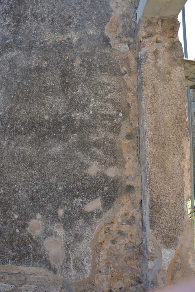 IX.5.2 Pompeii. May 2017.
Peristyle ‘p’, detail of south wall on east side of doorway to room ‘w’, and doorway pilaster.
Foto Christian Beck, ERC Grant 681269 DÉCOR.