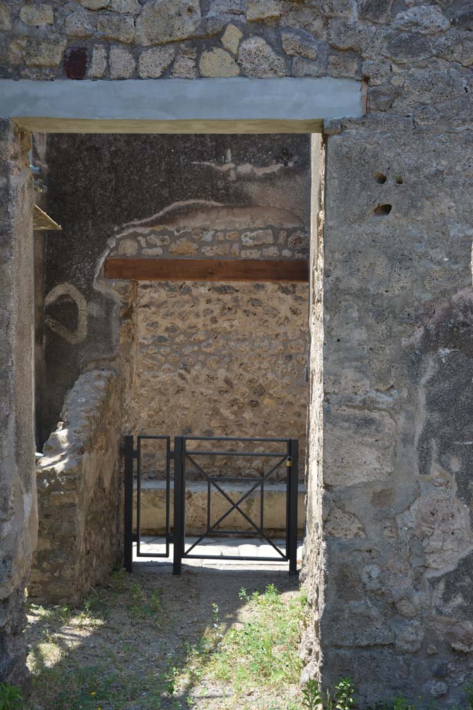 IX.5.2 Pompeii. May 2017. Corridor ‘w’, looking west towards north side of doorway.
Looking west towards rear entrance at IX.5.22 on Vicolo di Tesmo. 
Foto Christian Beck, ERC Grant 681269 DÉCOR.