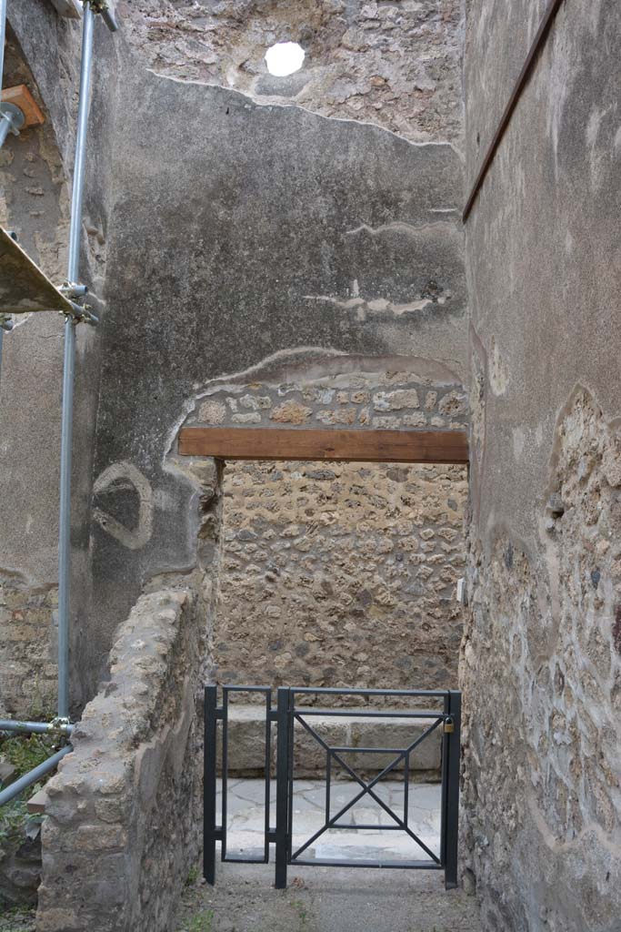 IX.5.2 Pompeii. May 2017. Room ‘w’, looking west towards IX.5.22.
Foto Christian Beck, ERC Grant 681269 DÉCOR.