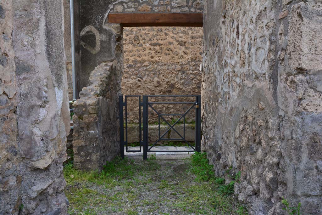 IX.5.2 Pompeii. March 2017. Corridor ‘w’, leading west to rear entrance at IX.5.22 on Vicolo di Tesmo. 
On the south side of corridor ‘w’ is the kitchen area with rooms ‘s’ and ‘t’, (on left).
Foto Christian Beck, ERC Grant 681269 DÉCOR.
