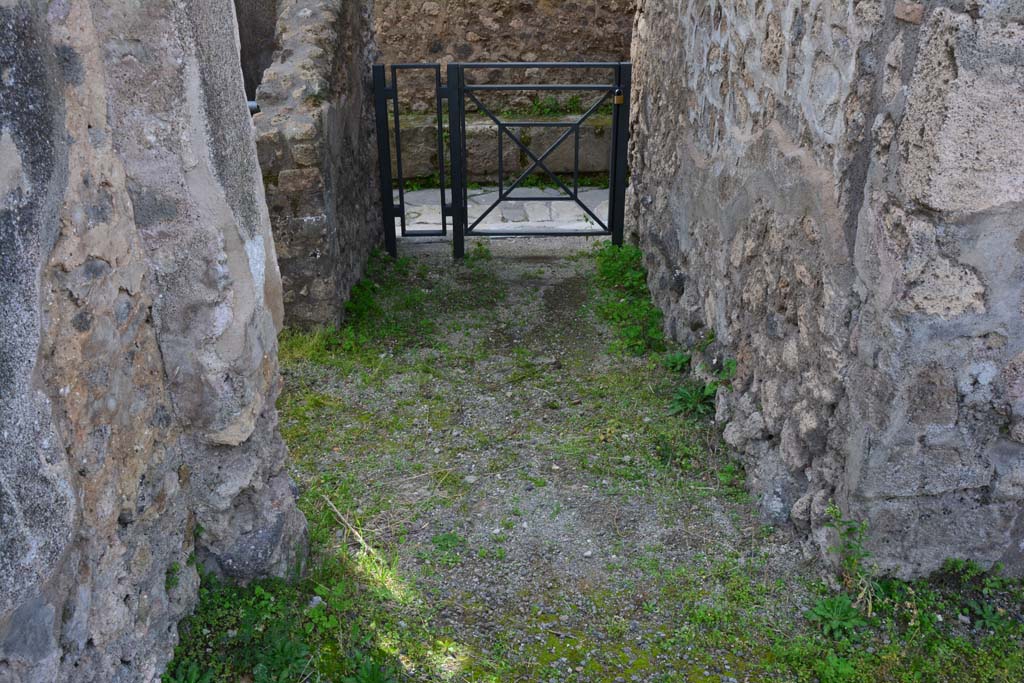 IX.5.2 Pompeii. March 2017. Corridor ‘w’, looking west from west portico of peristyle ‘p’. 
Foto Christian Beck, ERC Grant 681269 DÉCOR.