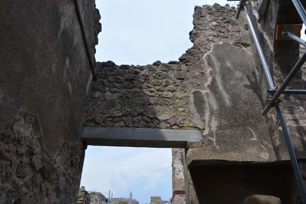 IX.5.2 Pompeii. May 2017. Room ‘w’, upper east wall. 
Foto Christian Beck, ERC Grant 681269 DÉCOR.