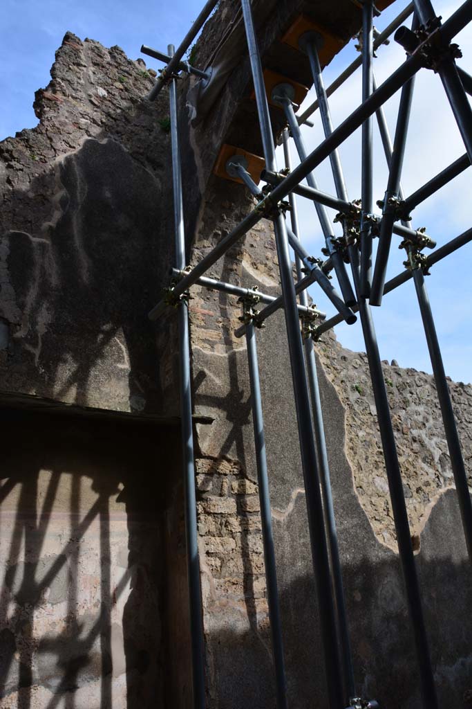 IX.5.2 Pompeii. March 2017. Room ‘s’, looking towards east wall on south side of household shrine. 
Foto Christian Beck, ERC Grant 681269 DÉCOR.