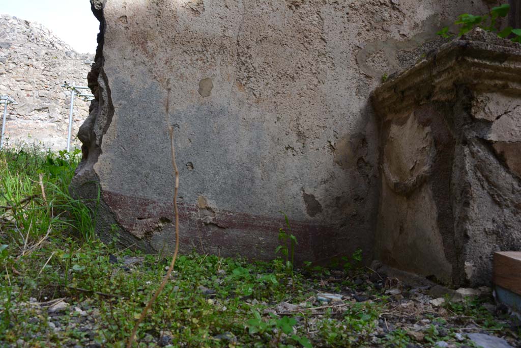 IX.5.2 Pompeii. March 2017. Room ‘w’, looking east towards lower wall near altar in kitchen area.
Foto Christian Beck, ERC Grant 681269 DÉCOR.