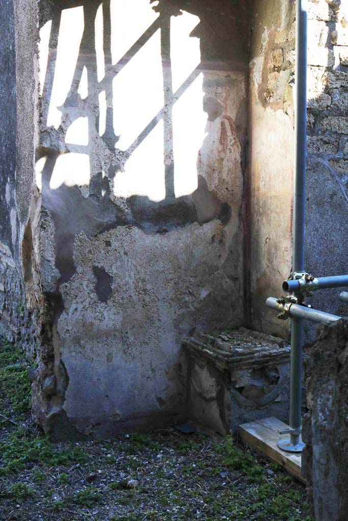 IX.5.2/22 Pompeii. February 2020. 
Looking east from entrance doorway at IX.5.22 towards lararium in corridor ‘w’.
Photo courtesy of Aude Durand.