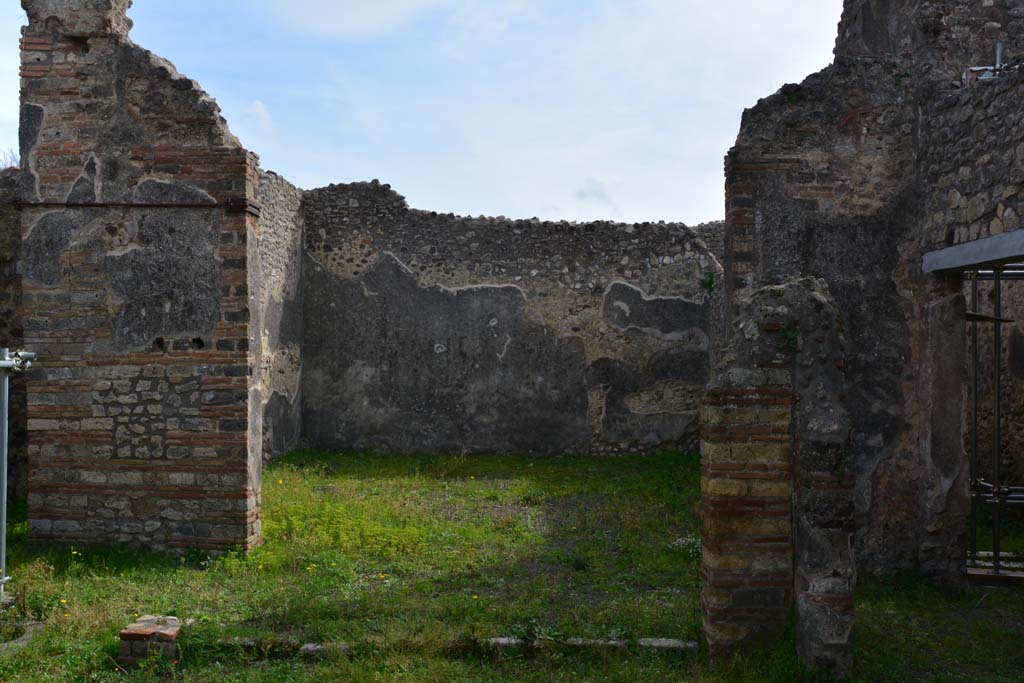 IX.5.2 Pompeii. March 2017. Room ‘v’, looking south from peristyle ‘p’, towards doorway.
Foto Christian Beck, ERC Grant 681269 DÉCOR.