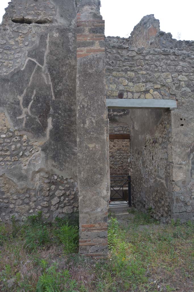 IX.5.2 Pompeii. May 2017. Room ‘v’, looking west towards doorway pilaster at north end.
Peristyle ‘p’ is on the right, with the doorway to corridor ‘w’. 
Foto Christian Beck, ERC Grant 681269 DÉCOR.