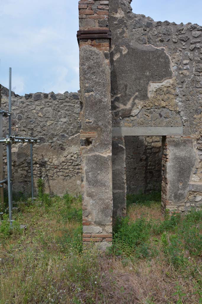 IX.5.2 Pompeii. May 2017. 
Room ‘v’, looking east towards doorway pilaster at north end, with doorway into small corridor on south-east side of peristyle ‘p’.
Foto Christian Beck, ERC Grant 681269 DÉCOR.